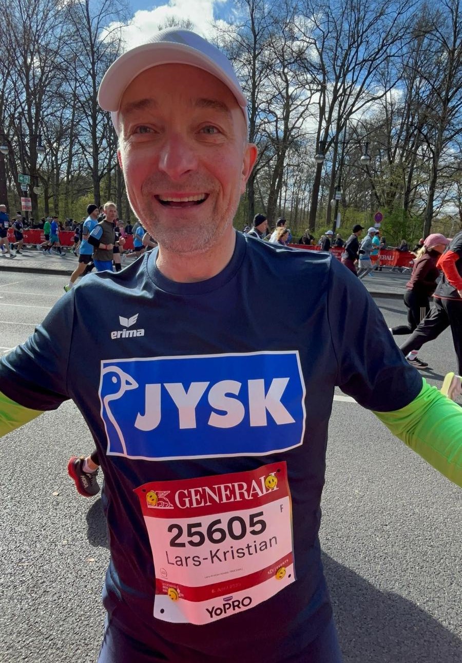 Un homme en tenue de course souriant