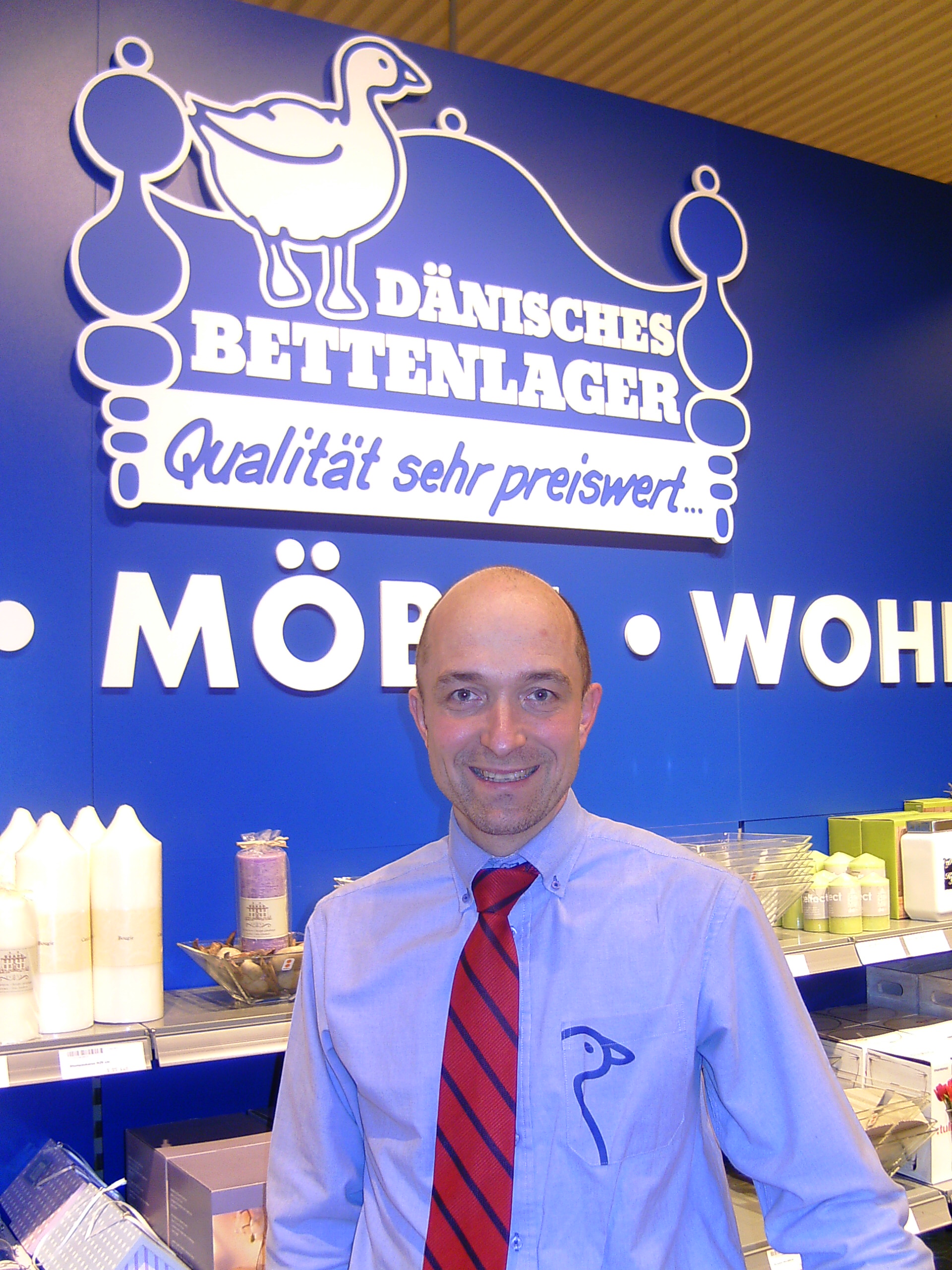Un homme en chemise et cravate souriant