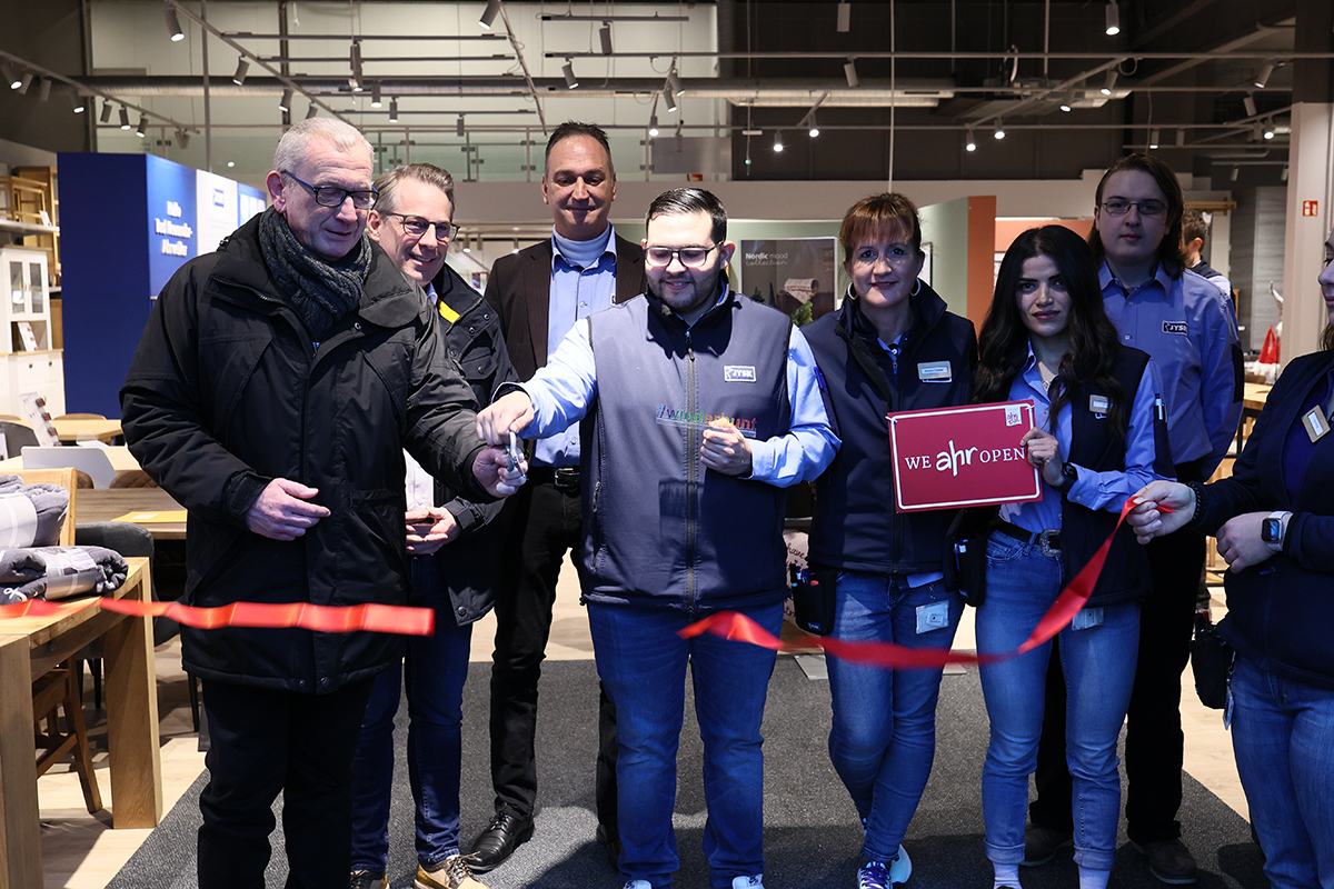 Bürgermeister Guido Orthen und Store Manager Marcus Chaves durchschneiden das Rote Band