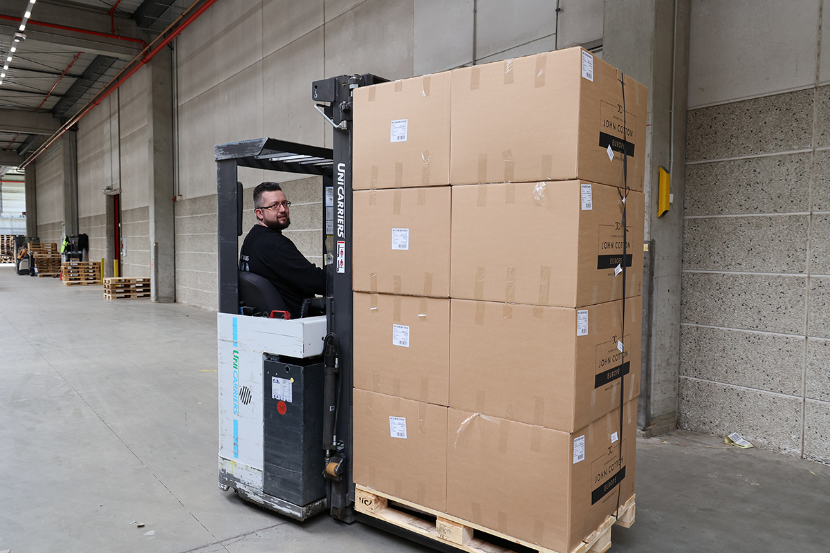 Daniel auf seinem Gabelstapler