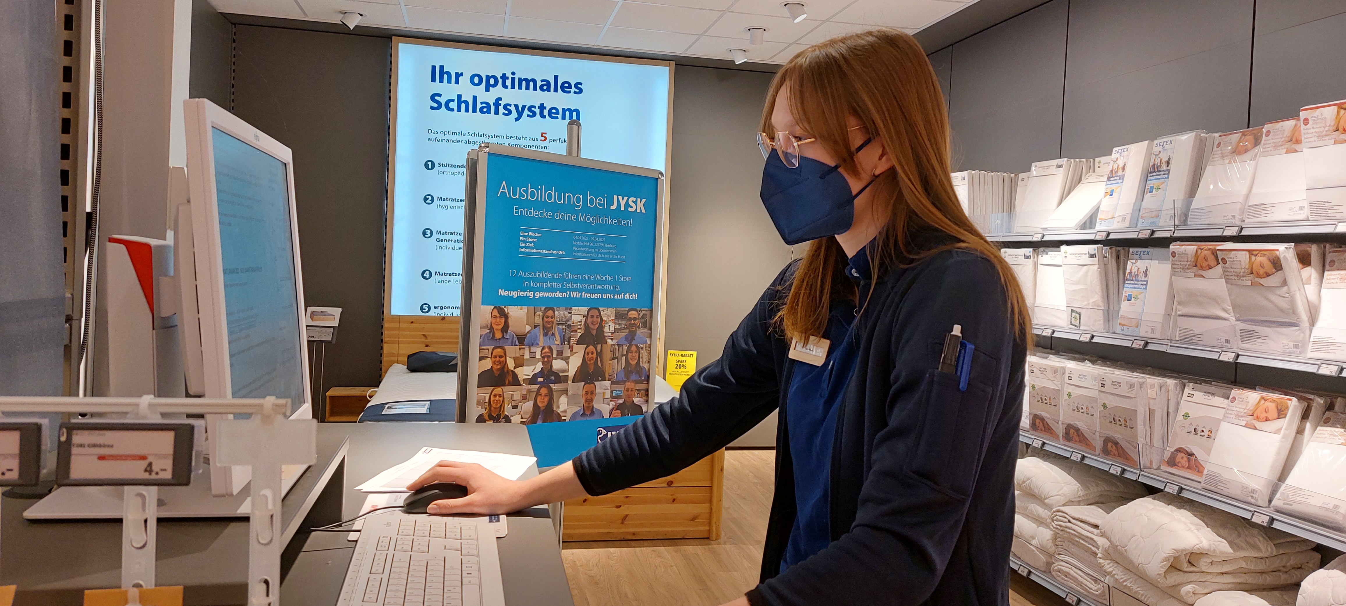 Azubi Maria steht am PC 