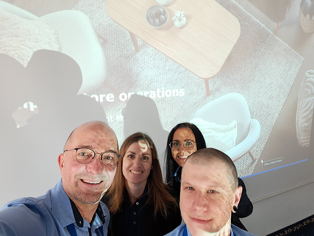 Lars, Ivonne, Patrick und District Manager Trainee Christina stellen ihren CSF auf dem Management Meeting vor