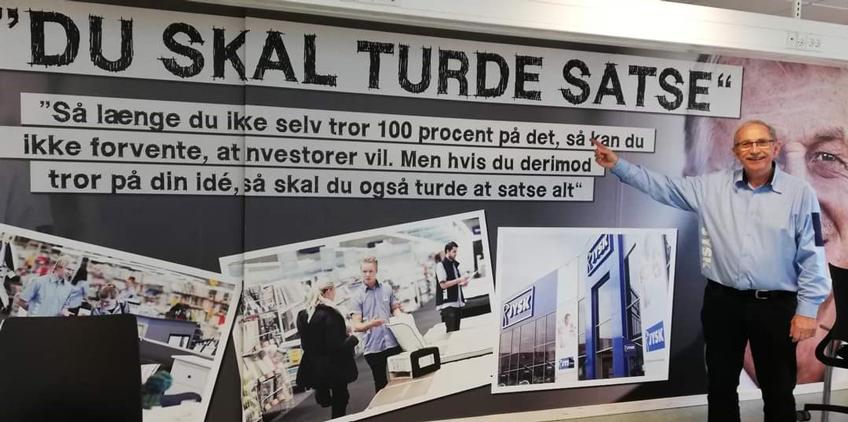 Jørgen Olsen nyder at videregive JYSKs værdier og kultur til de nye, spirende elever.