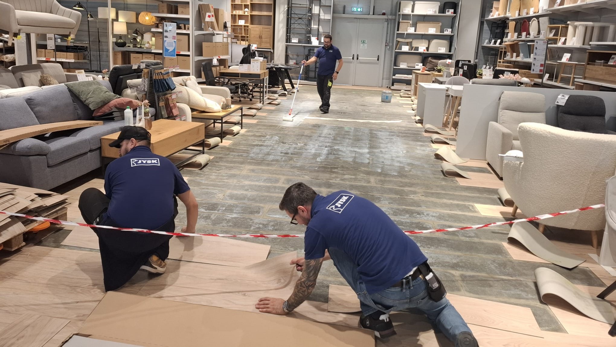 A három román E-csapattag (Alex, Cosmin és Daniel) egy áruházat készít elő.