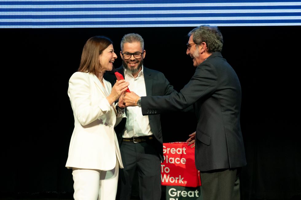 Belén Quirós y Carlos Haba recibiendo el premio