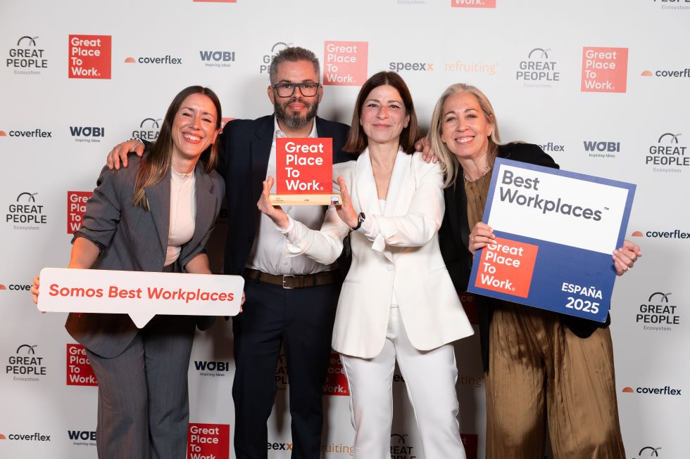 De Izquierda a derecha: Mabel Punzano, Sales & Marketing manager, Belén Quirós, HR manager, Carlos Haba, Country director y Silvana Mauro, Communications manager en la entrega de premios de Best Workplaces España 2025
