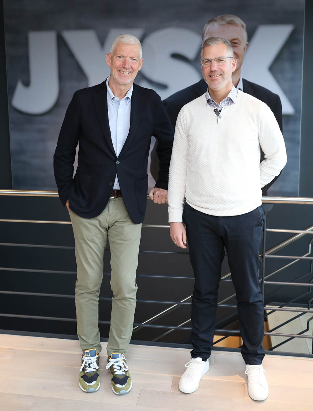 Christian Schirmer (rechts) und Wolfgang Krogmann im Regional Head Office von JYSK in Handewitt