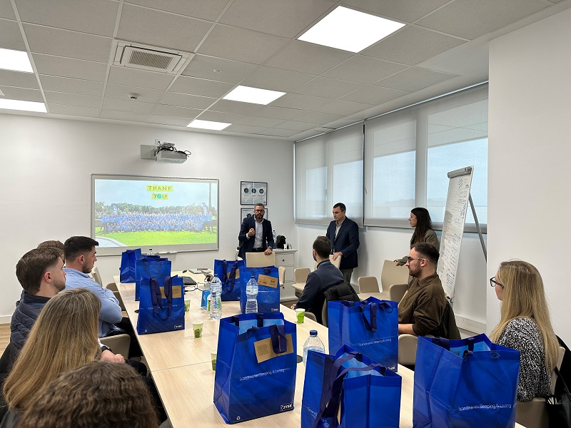 Carlos Haba, Country Director, presentando JYSK a los estudiantes