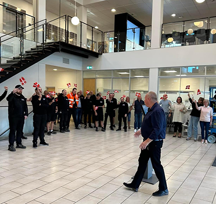 Finn bliver fejret på distributionscenteret i Uldum
