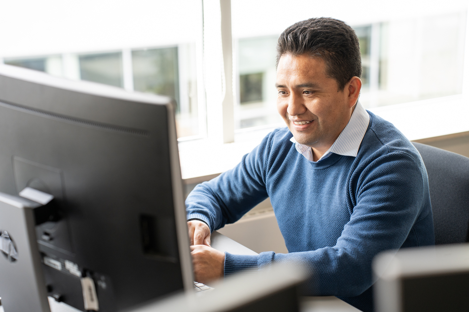 Florencio studiază Certificatul de Absolvent în Inteligență Artificială la Universitatea Stanford pentru a rămâne la curent cu domeniul său și a aduce cele mai recente cunoștințe despre inteligența artificială la JYSK.