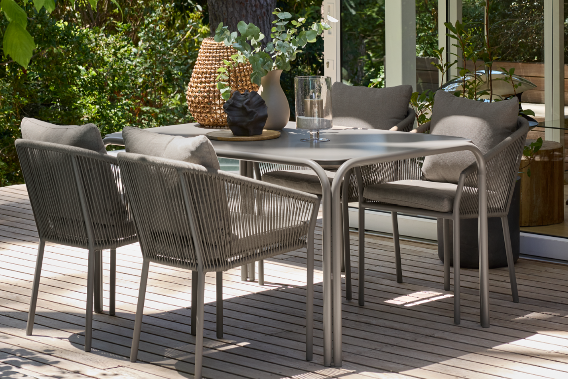 Stół RAUMA i krzesło GILJA świetnie do siebie pasują.