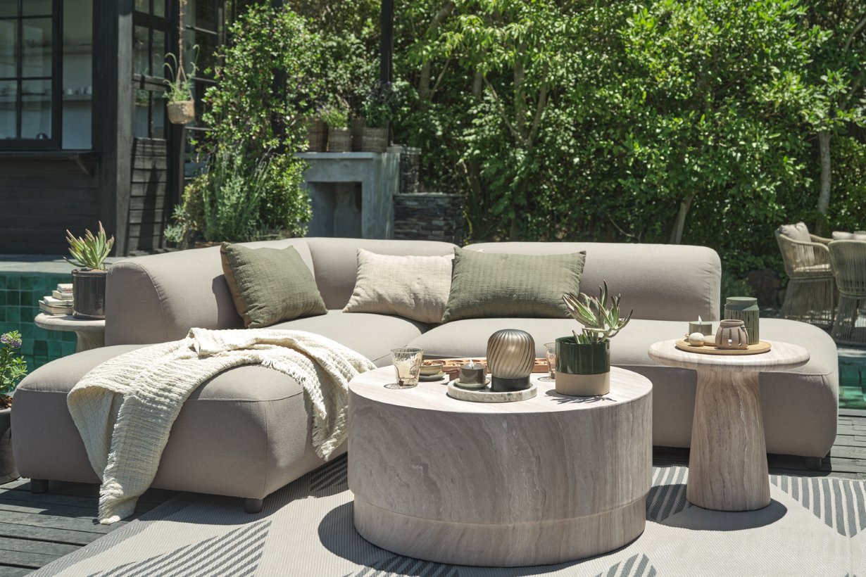 Sofa ogrodowa STORHOGNA jest podobna do mebli do wnętrz.