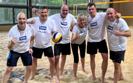 Lars-Kristian avec ses collègues lors d'un match de wallyball. Lars-Kristian à gauche.