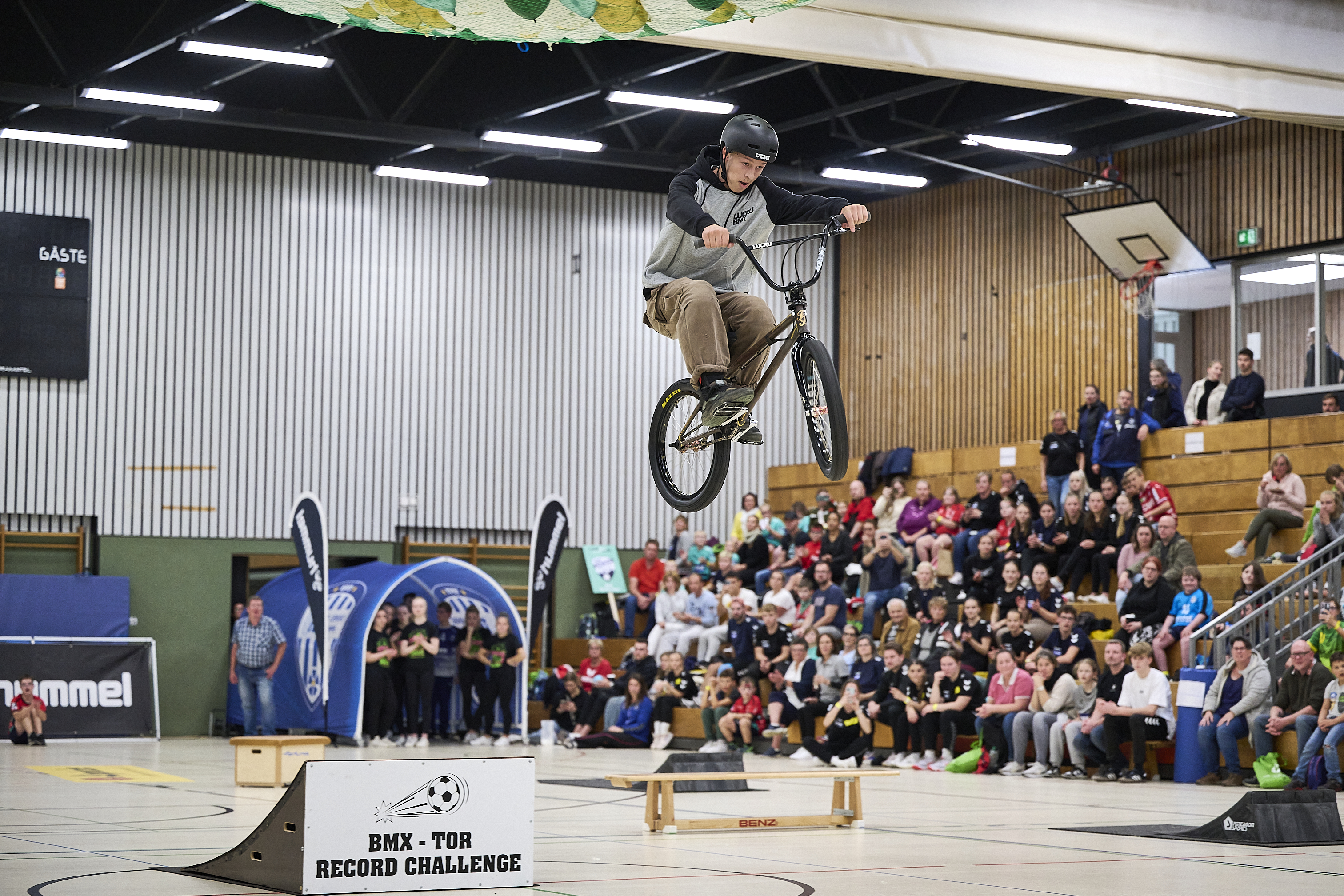 Ein 15-jähriger Junge wirbelt mit einem BMX-Bike durch die Luft.