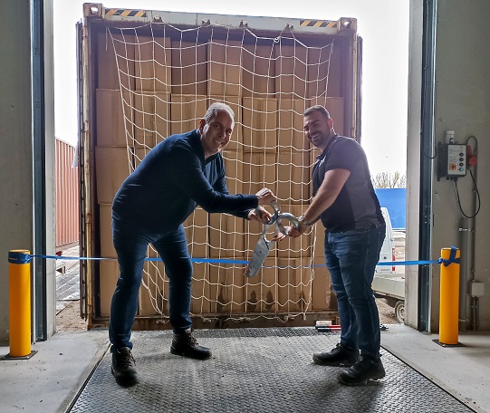 Frank Christant en Stoyan Lolev knippen het lintje door