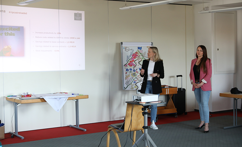 Miina (links) und Carolin stellen ihren CSF vor