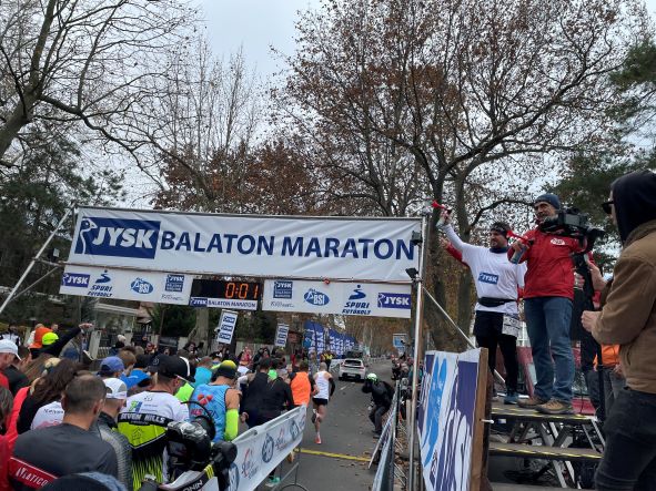 Kreipos Róbert kollégánk eldudálja a rajtot a félmaraton távnál