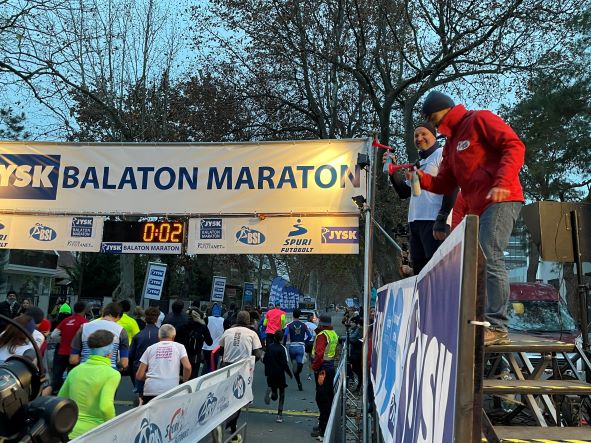 Szimeiszter Sándor indítja a délutáni, 7 km-es futamot