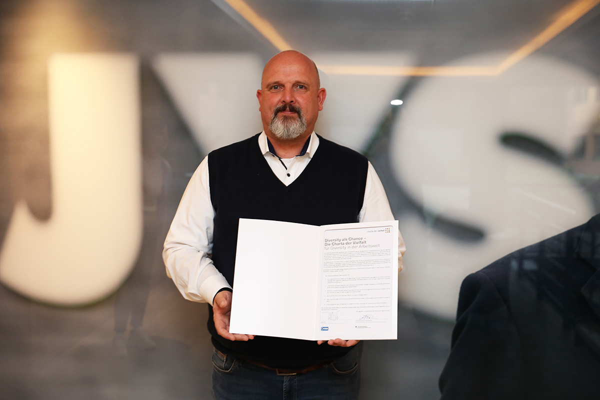 HR Director Alois Over mit der unterzeichneten "Charta der Vielfalt"