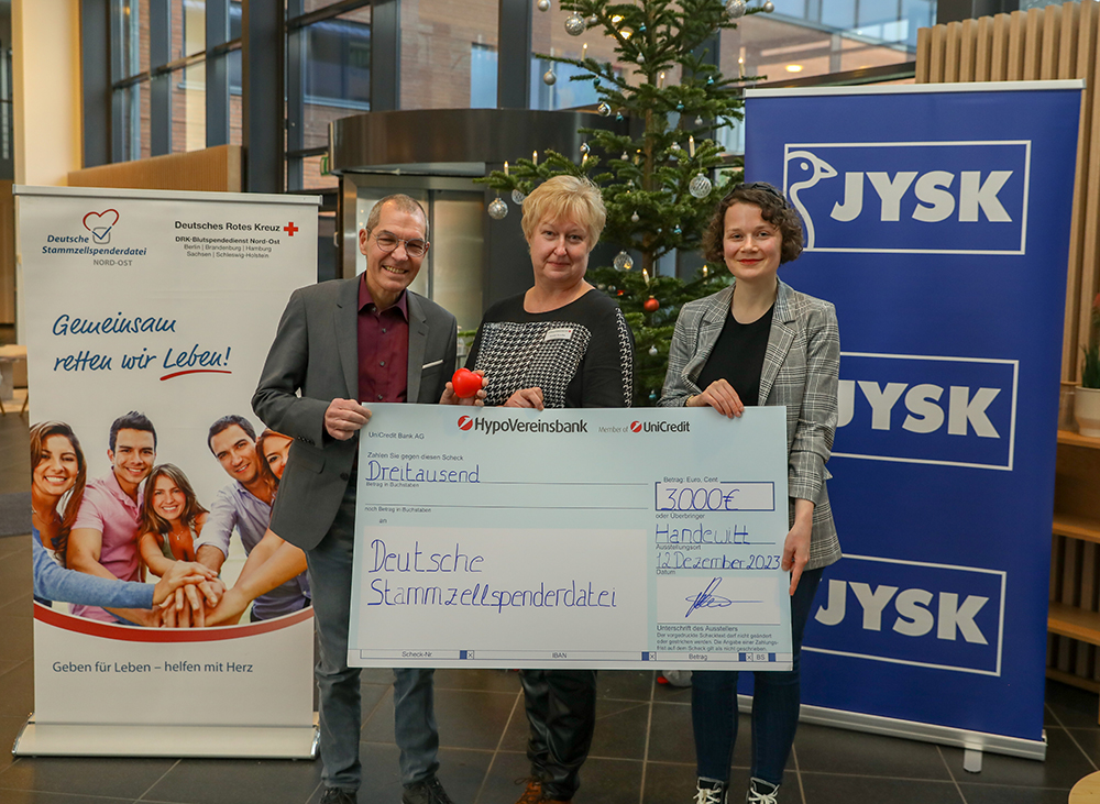 Scheckübergabe (v.l.: Kai-Uwe Parsons Galka, Annett Smolka und Julia Rojahn)