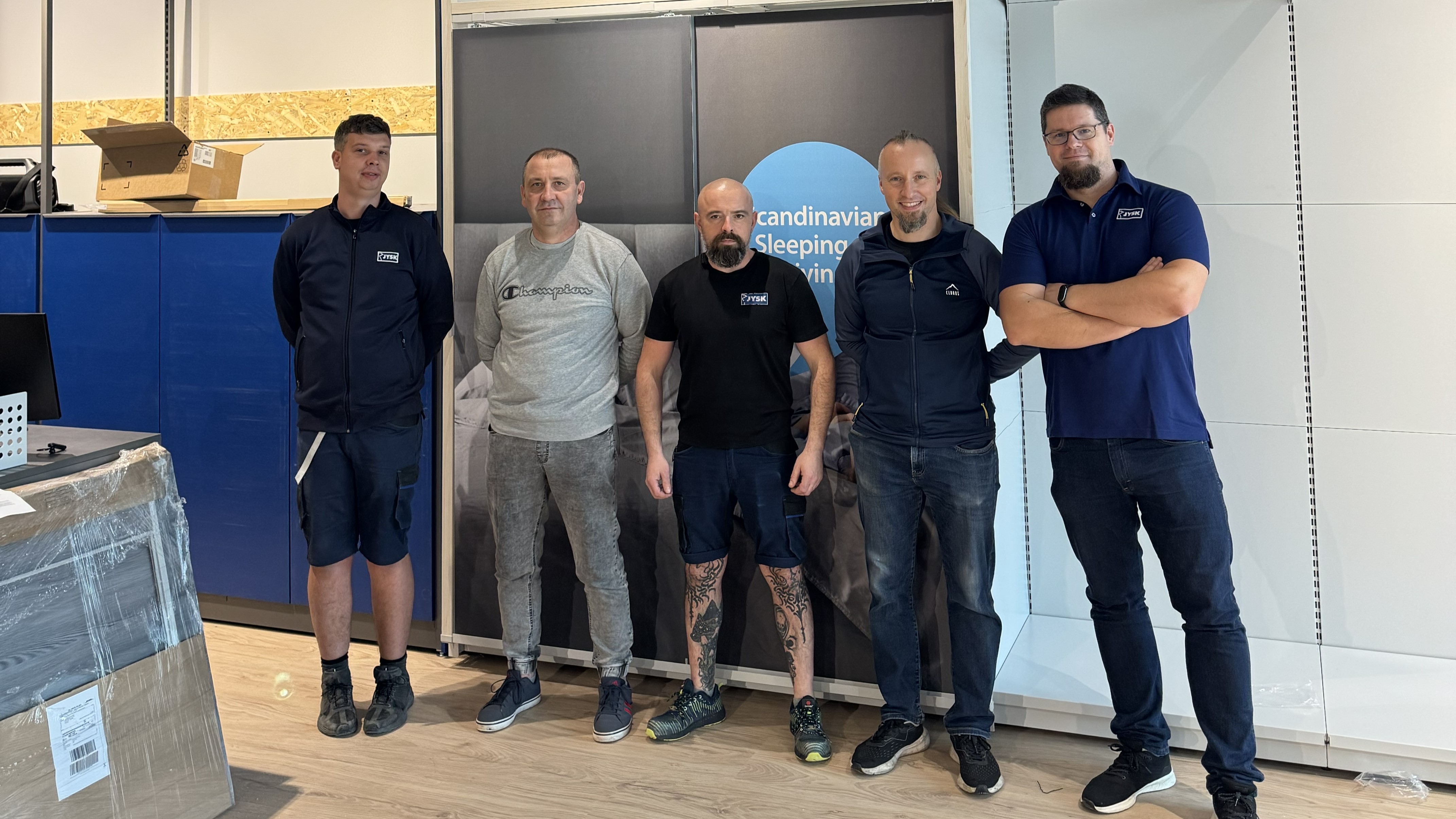 A lengyel JYSK E-csapatának tagja (középen Dawid Kowalczyk) Michał Janiszewskivel, az üzletaktivitás-koordinátorral együtt