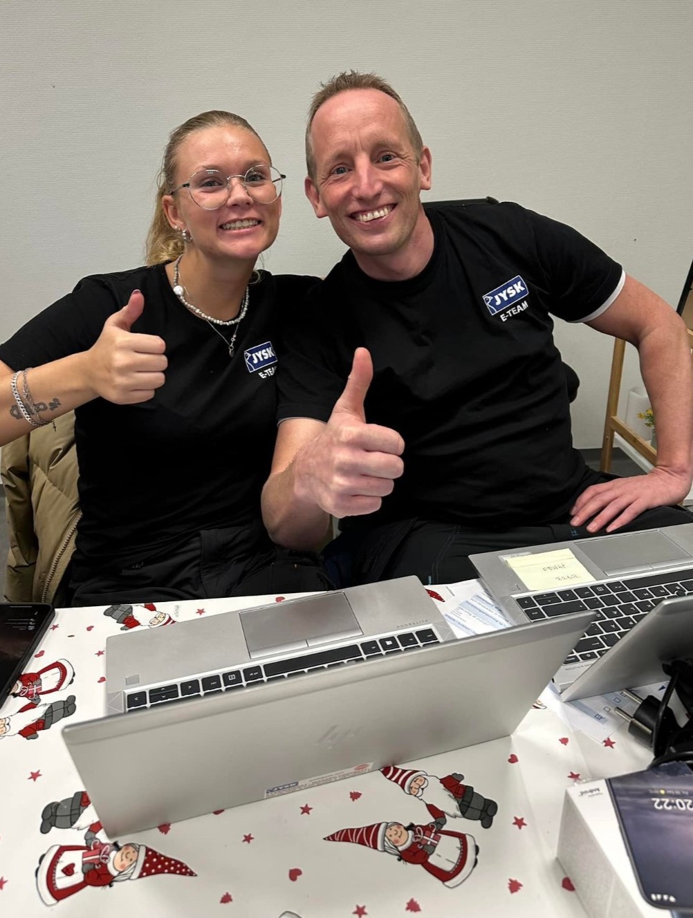 Kathrine Cunningham Svejgaard, az E-csapat tagja és Karsten Skalander, az E-csapat vezetője, a JYSK Danmarktól