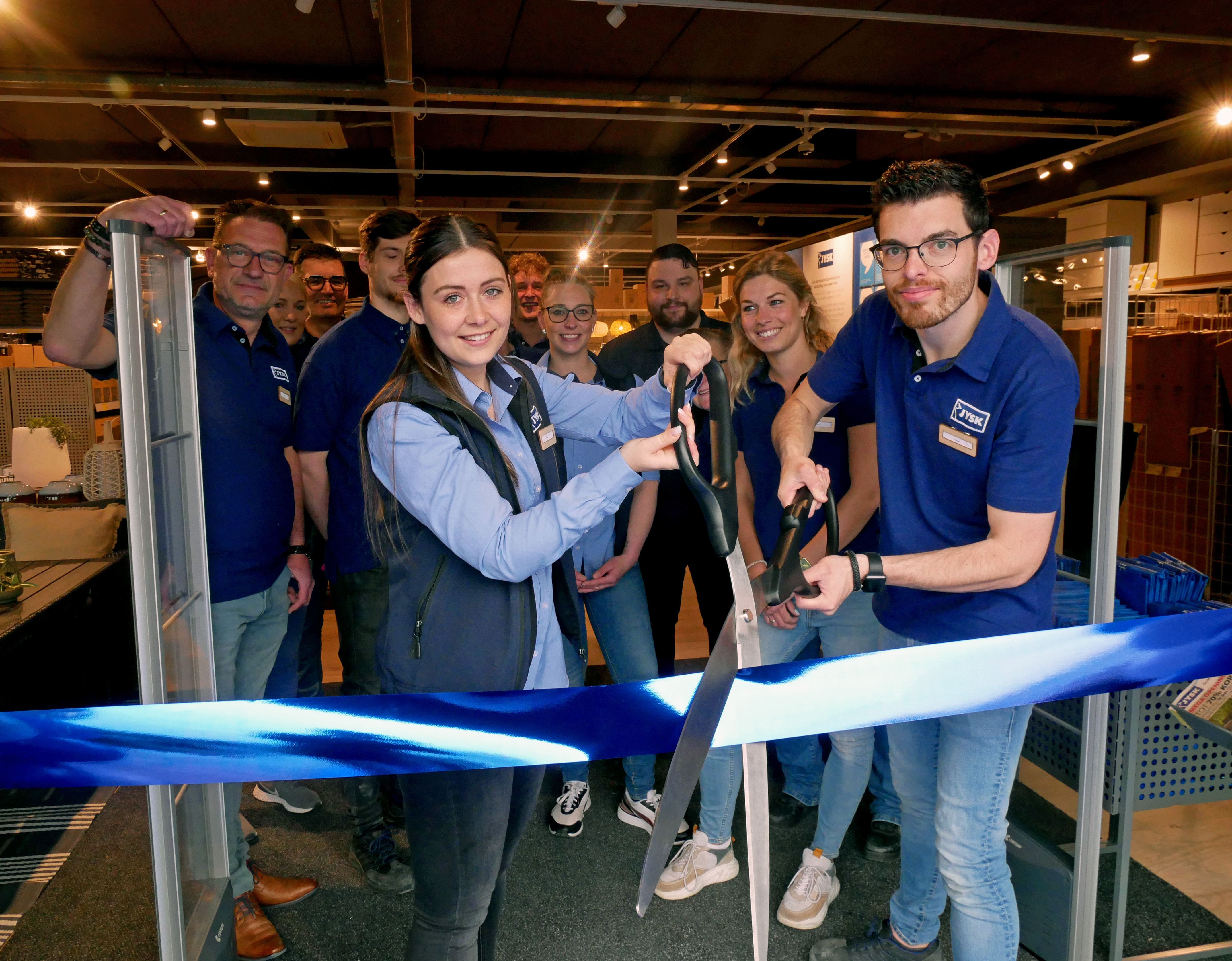 William knipt met Assistent Store Manager Demi Westerveld het lintje door.