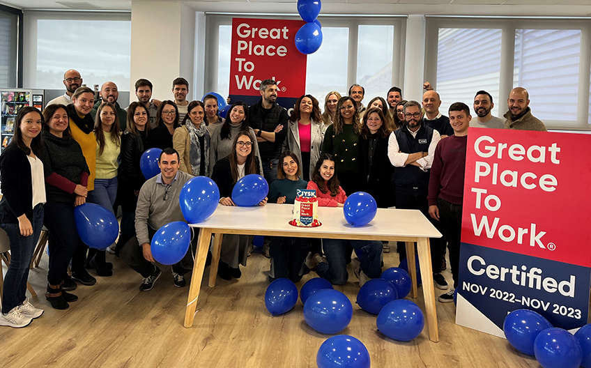 JYSK Hiszpania świętuje zdobycie certyfikatu „Great Place to Work”.
