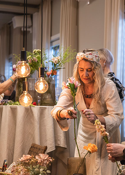 Een vrouw die met bloemen versiert