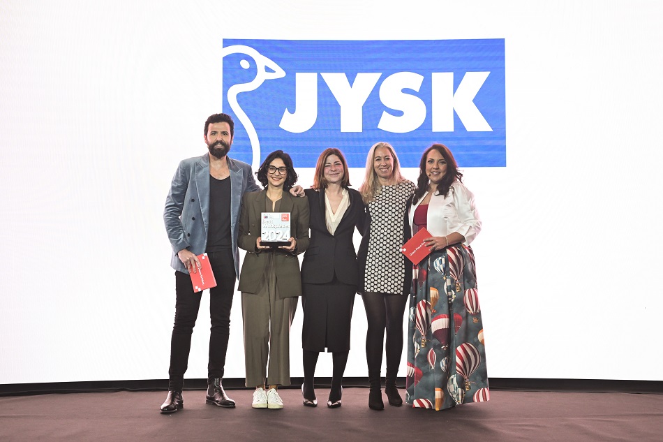 Belén Quiros, HR Manager; Filipa Miguel, HR Business Partner e Silvana Mauro, Communications Manager, recebem o prémio "Best Workplaces 2024" Portugal