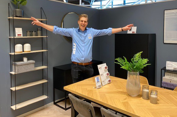 Ο Store Manager Linus Östlund είναι πολύ χαρούμενος για το νέο κατάστημα XL.