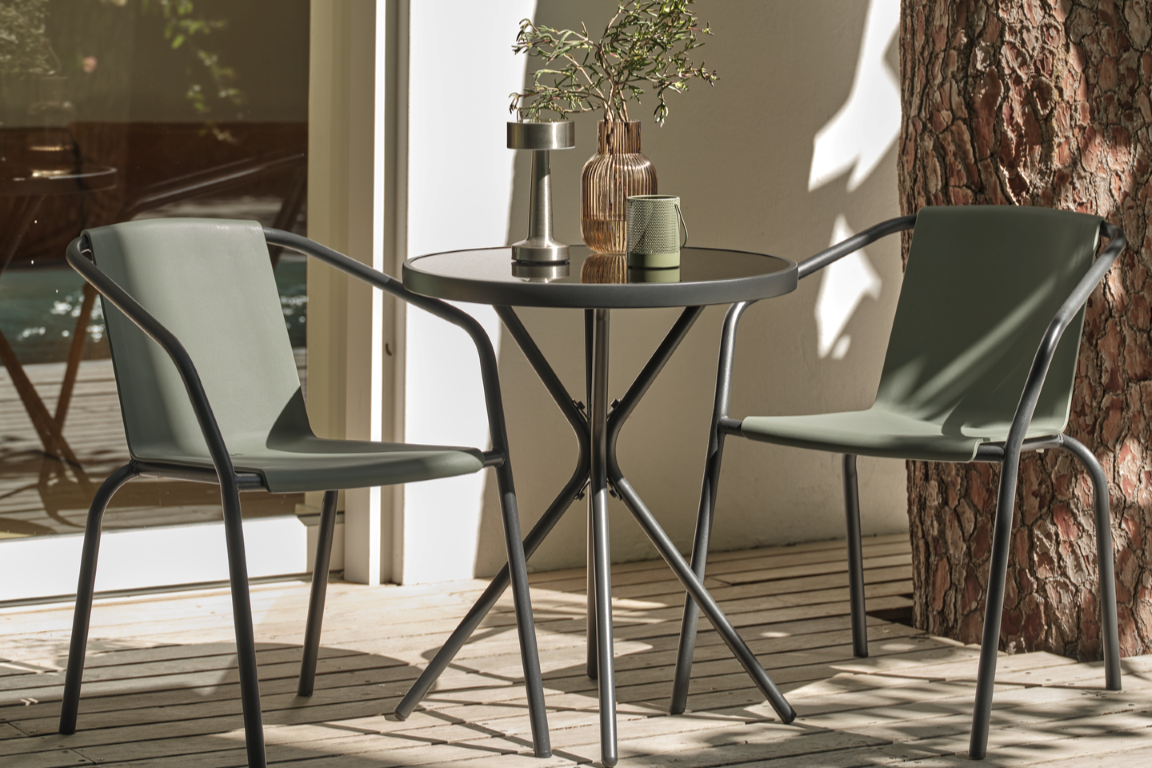 Krzesło MODUM można sztaplować i świetnie wpasuje się w każdą przestrzeń na zewnątrz.