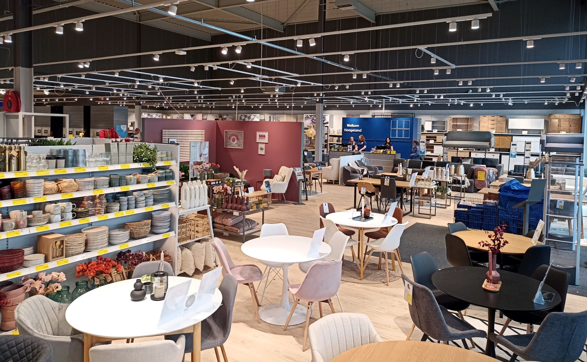 Een overzicht van de vernieuwde winkel in Hoogezand