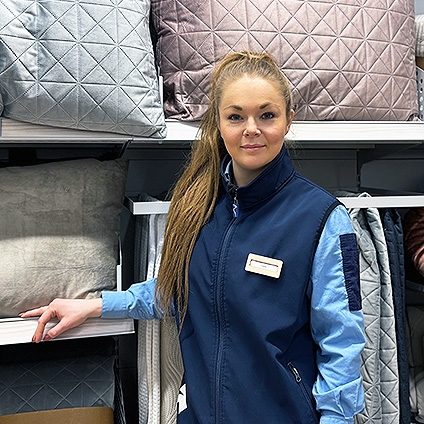 Sabina Arnell, logistikansvarig för JYSK i Sundsvall