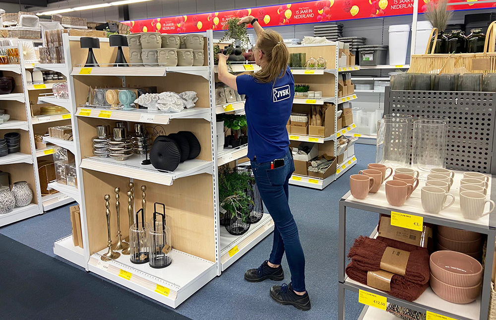 JYSK storemanager Marjo Bruijsten in de winkel in Woerden