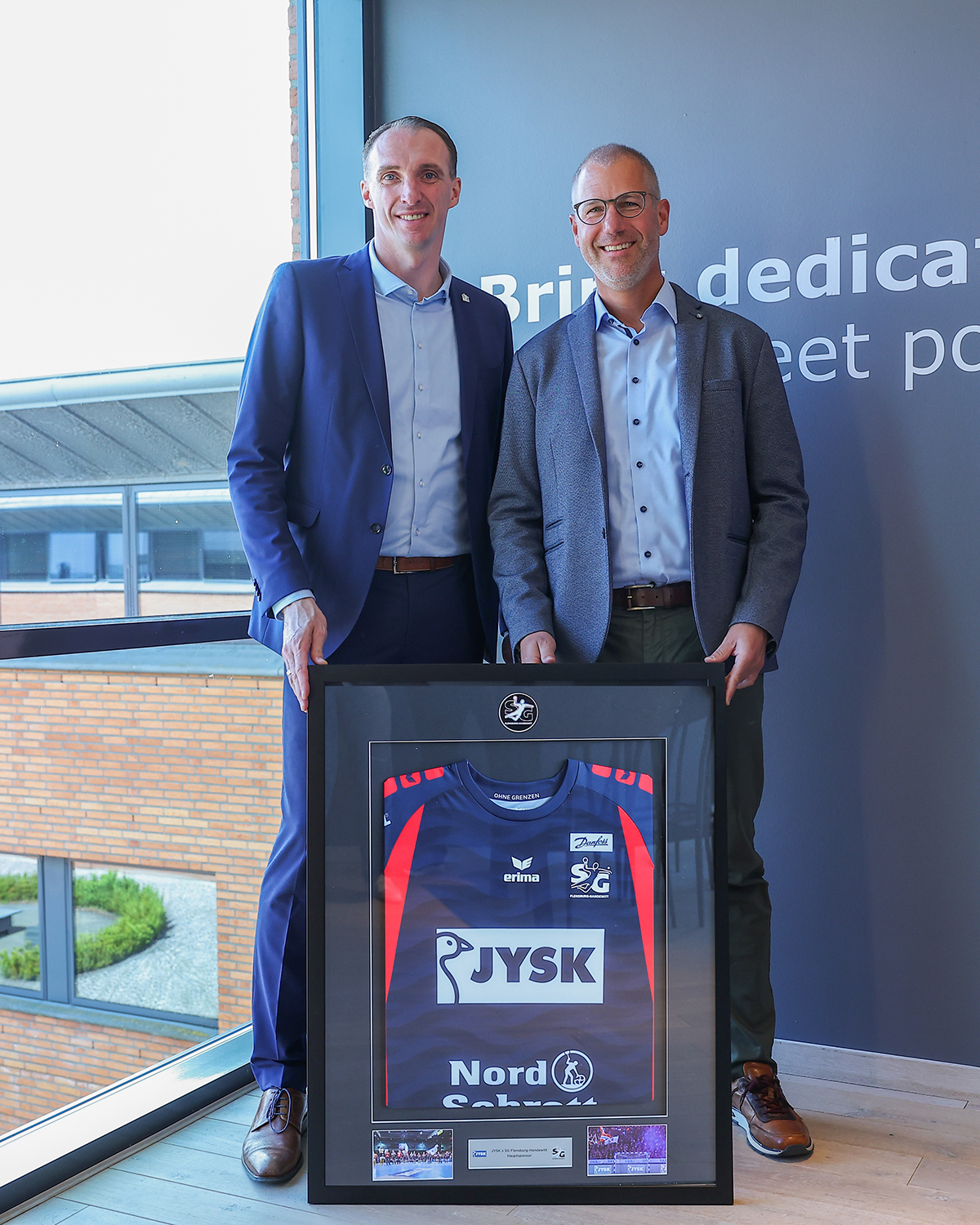 Das neue Trikot als Geschenk - für die Eingangshalle im RHO