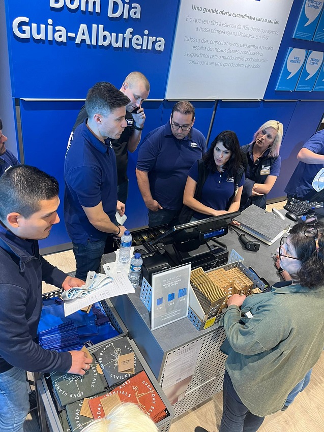Los equipos de Guia-Albufeira preparados para el lanzamiento del Comercio Unificado en su tienda