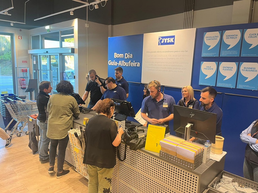 Los equipos de Guia-Albufeira preparados para el lanzamiento del Comercio Unificado en su tienda