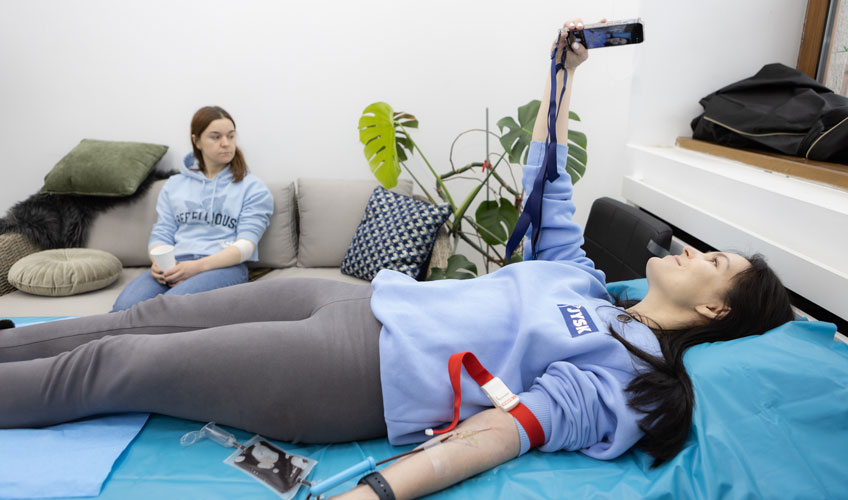 Oddawanie krwi to jeden ze sposobów, w jaki zespół ukraiński pomaga