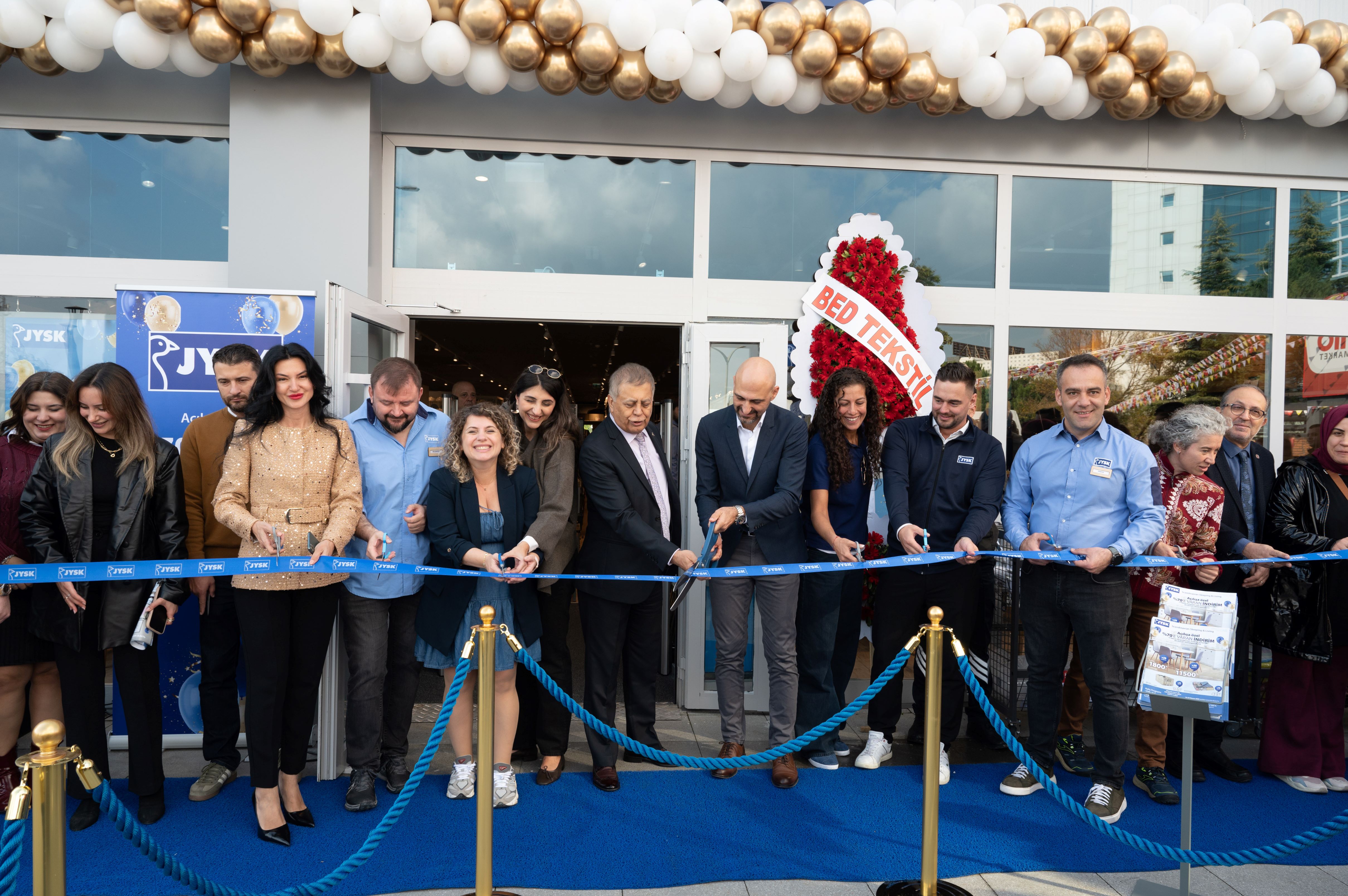 Otevření obchodu bylo oslavováno hudbou a projevy.