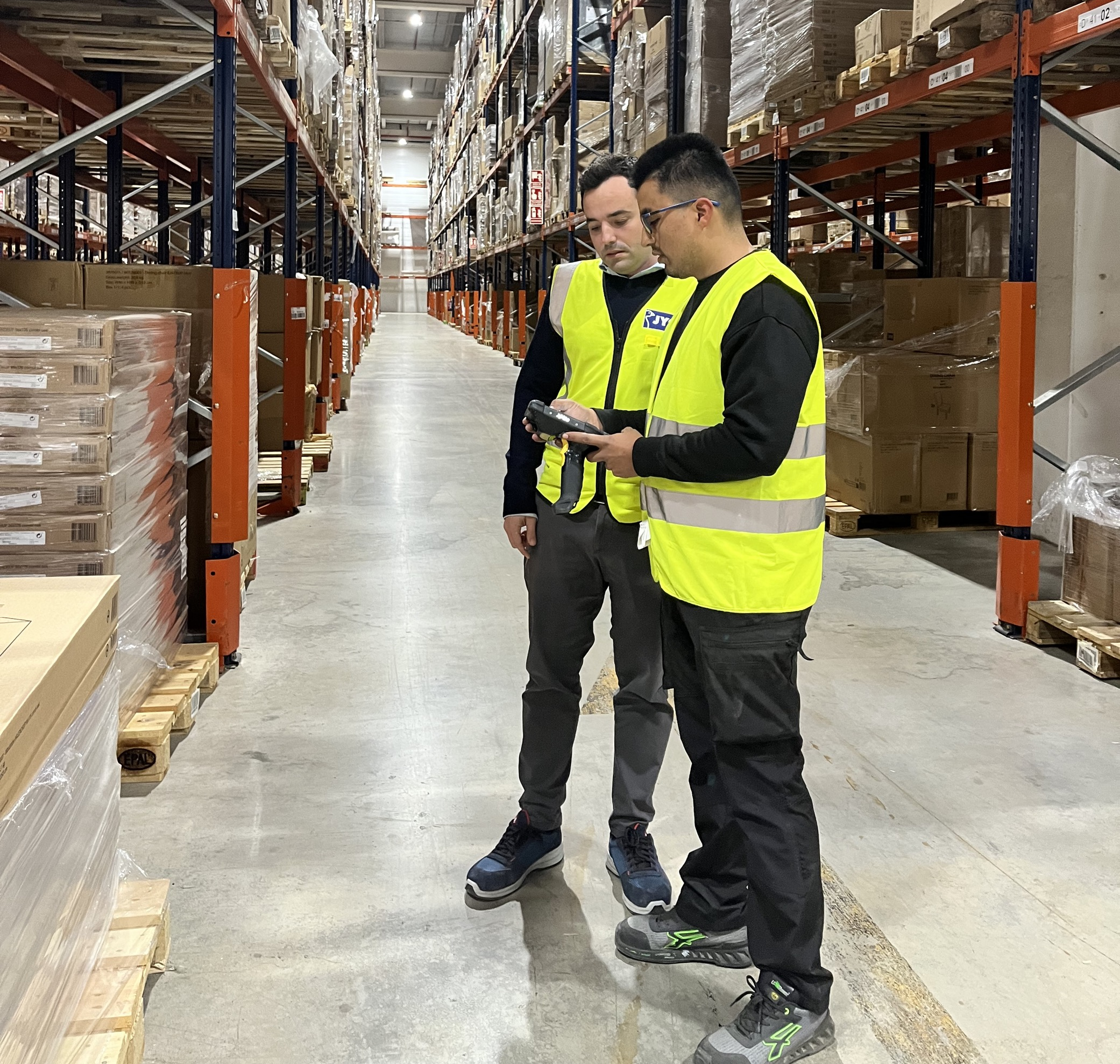 Andrés com sua equipe no Centro de Distribuição