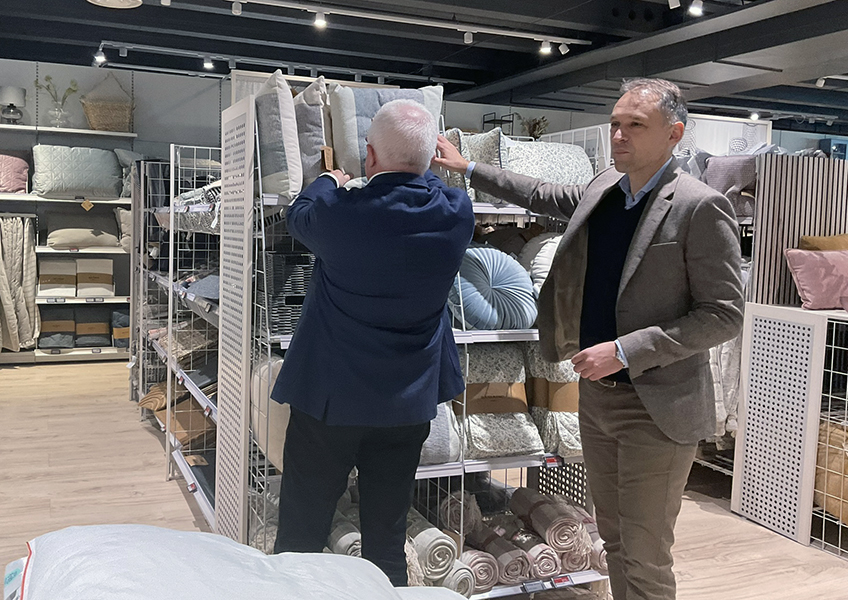 Rami och Mikael i svensk butik under Field visit