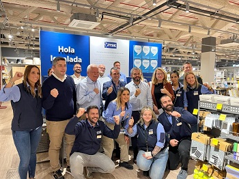 Jorge en una "field visit" conociendo a los equipos y a las tiendas