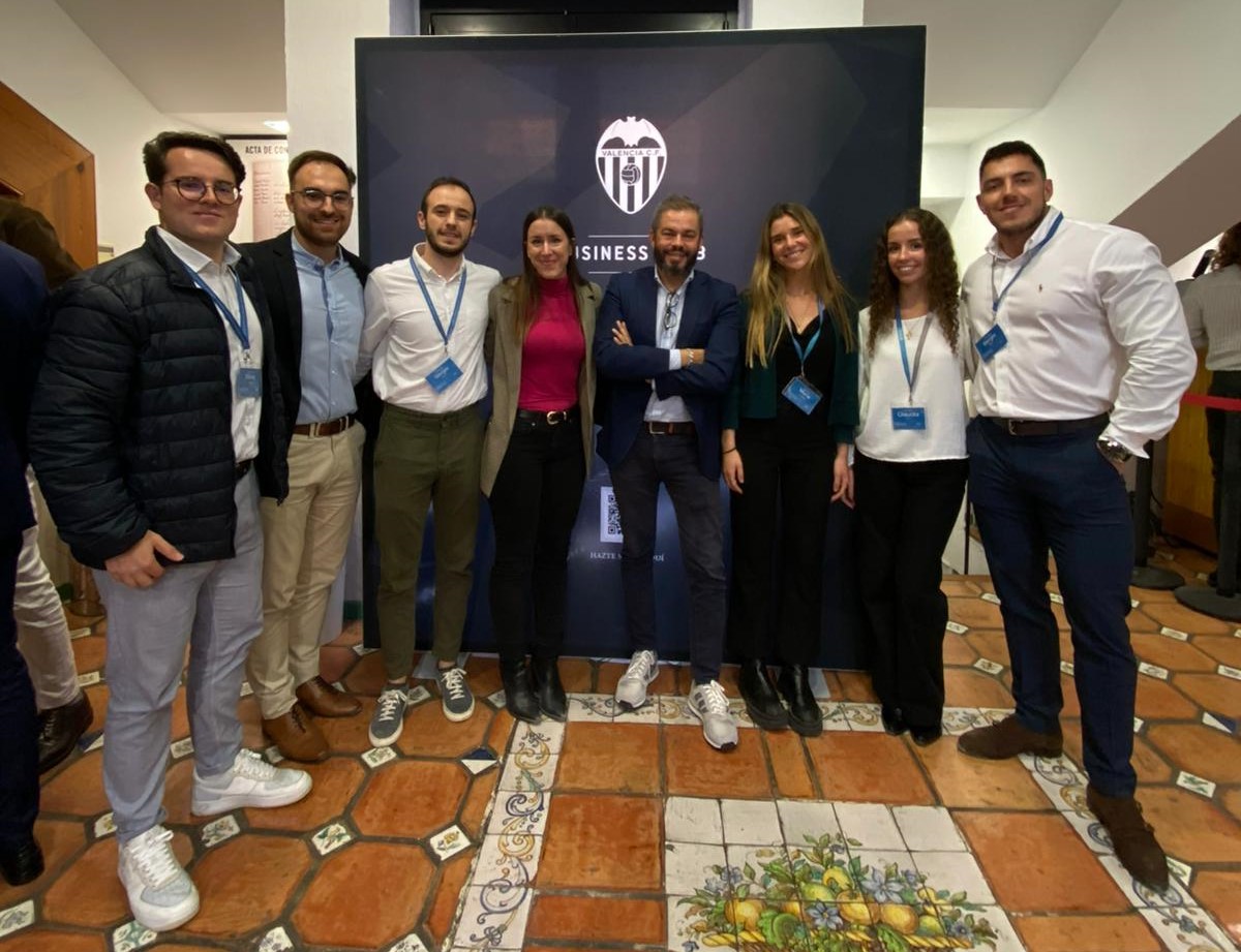 Mabel Punzano, Marketing Manager y Carlos Haba, Country Director de JYSK España y Portugal junto a los alumnos de EDEM