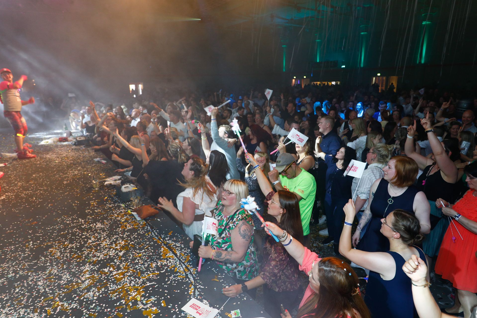 Mütze Katze DJ-Team reißen die Bühne ab