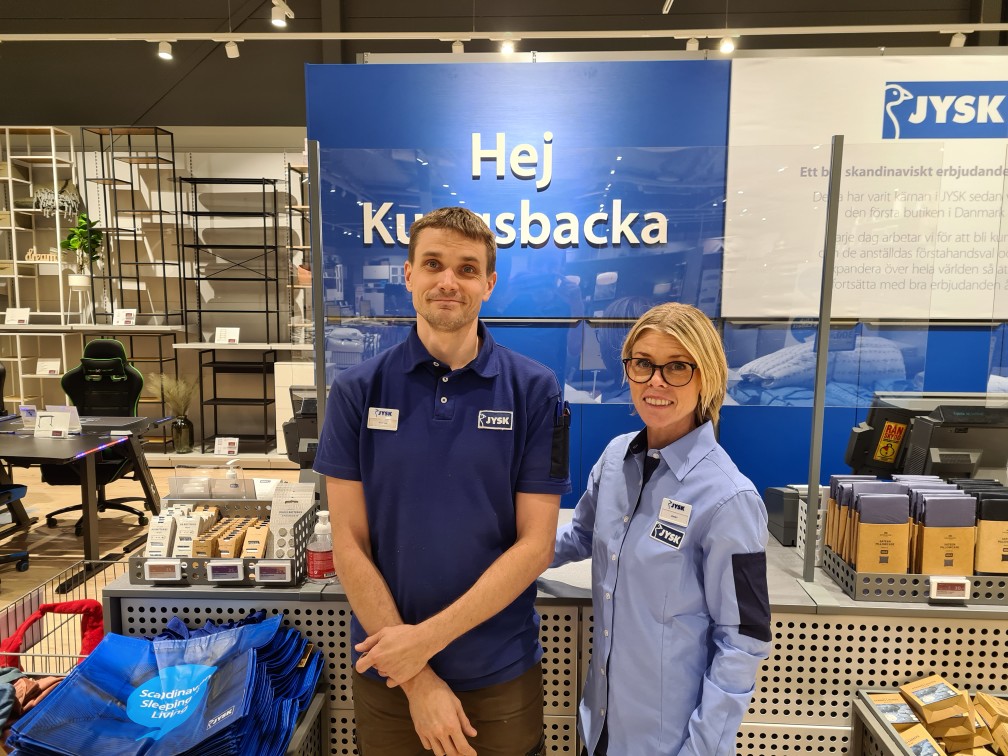Andréas Hyltbäck och butikschef Jenny Rauta ser fram emot att ta emot kunder i den omgjorda butiken.