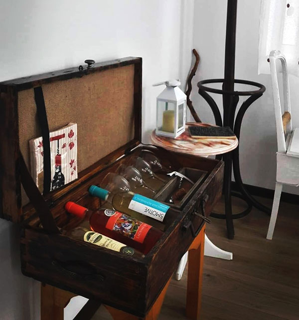 Valiză transformată în minibar