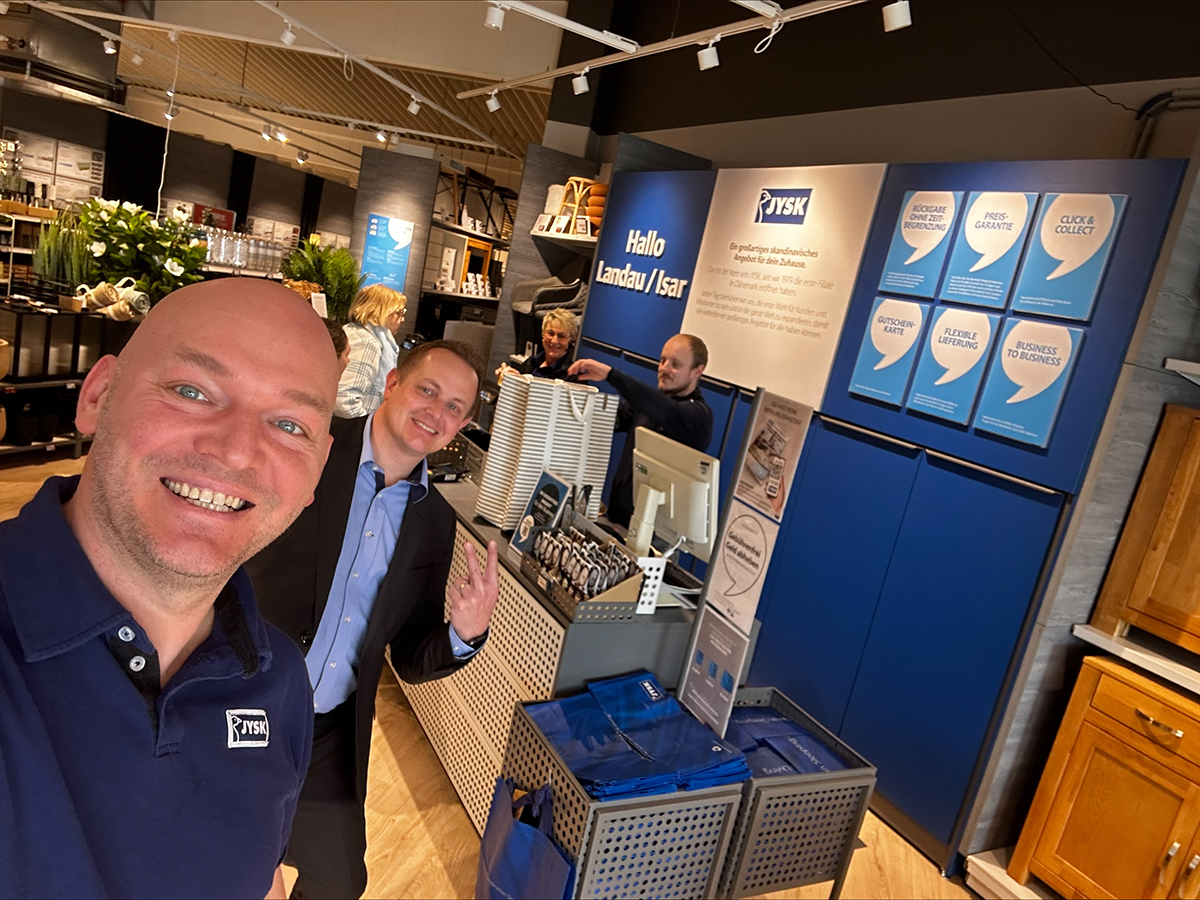 Tobias beim Store visit in Landau. Rechts neben ihm Retail Manager Markus Kumer. 