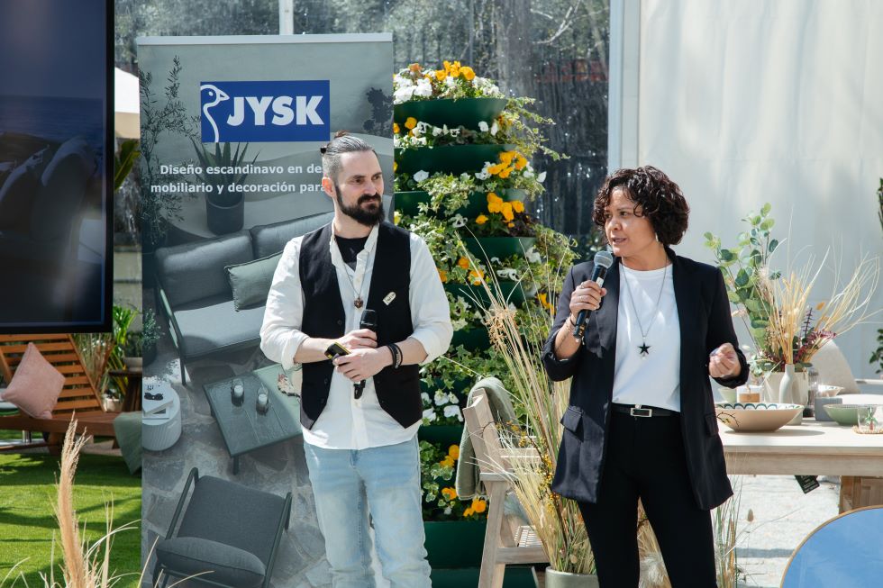 Paco Garrido y Andrea Bogao, store managers, presentan la nueva colección de jardín
