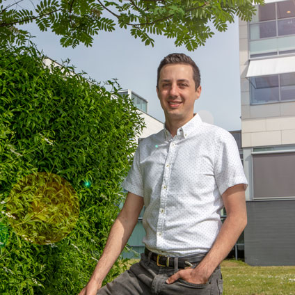 Našoj kompaniji je veoma važno da JYSK bude održiviji. Zbog toga je JYSK zaposlio osobu na poziciji Sustainability Manager (menadžer održivosti) da nam pomogne na tom putu. Kupcima je stalo do toga kako se kompanije ponašaju i zbog toga je mnogo kompanija postavilo ambiciozne ciljeve za zaštitu životne sredine radi većeg fokusiranja na uticaj koji imaju na životnu sredinu. To se odnosi i na JYSK, koji je rešen da se usmeri u pravcu veće održivosti u svim sferama našeg poslovanja. Mi u JYSKu smo već smanjili potrošnju energije po prodavnici korišćenjem LED svetala i savremenih energetski efikasnih distributivnih centara. Smanjili smo rasipanje, počeli da nabavljamo sirovine iz održivijih izvora i još mnogo toga. Međutim, JYSK treba da preduzme dodatne i veće korake kako bi postao ekološki odgovorniji, a održivi rad na svim nivoima je deo aktuelnog procesa poslovnog plana, koji će dovesti do promena usled kojih će postati održiviji u narednim godinama. JYSK je takođe osmislio novo radno mesto i zaposlio osobu na poziciji Sustainability Manager koja će biti pokretač promena. On se zove Sam Harrington i spreman je da se suoči sa izazovom. „Dok društvo radi na ukidanju fosilnih goriva i štetnih hemikalija, mi nikada nećemo ukinuti povoljne jorgane, dušeke, pokućstvo i ostale skandinavske proizvode neprolazne vrednosti koje JYSK prodaje. Ipak, imamo izvanrednu priliku da poboljšamo proizvode koje prodajemo, prodavnice u kojima ih prodajemo i da JYSK u svakom domenu postupa na ekološki odgovorniji način“, kaže Sam, koji se JYSKu pridružio 29. aprila 2020. Sjajne ekološke ideje Tokom svog prvog meseca na poslu, Samu je već predstavljeno mnogo sjajnih ideja kako da JYSK učini održivijim. „Početak u JYSKu je bio sjajan. Oduševilo me je to što sam dobio stotine pametnih ideja o održivosti od strastvenih kolega u okviru branše za nadogradnju već dobro obavljenog posla“, kaže Sam i nadovezuje se: „Potrebno je da brže napredujemo, a moja je odgovornost da to obezbedim. Ipak, održivost svakako nije posao za samo jednu osobu. Svi u JYSKu mogu da naprave veliku razliku